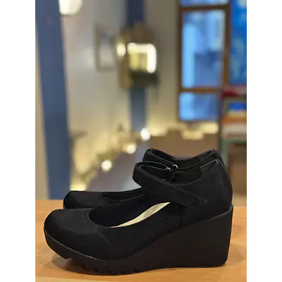 First contact (high heels) primary image