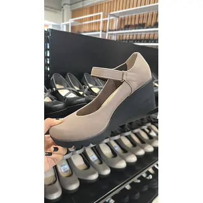 First contact (high heels) primary image