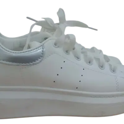 Sneaker secondary image