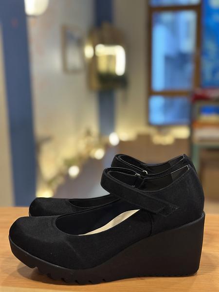 First contact (high heels)