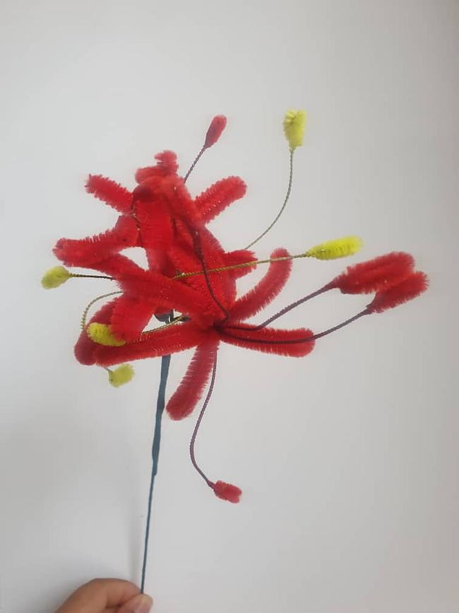 Pipe cleaner flower Red